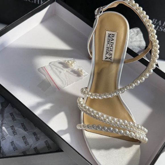 Badgley Mischka Womens Amora White Pearl Satin Ankle Strap Size 8 new - Picture 13 of 15